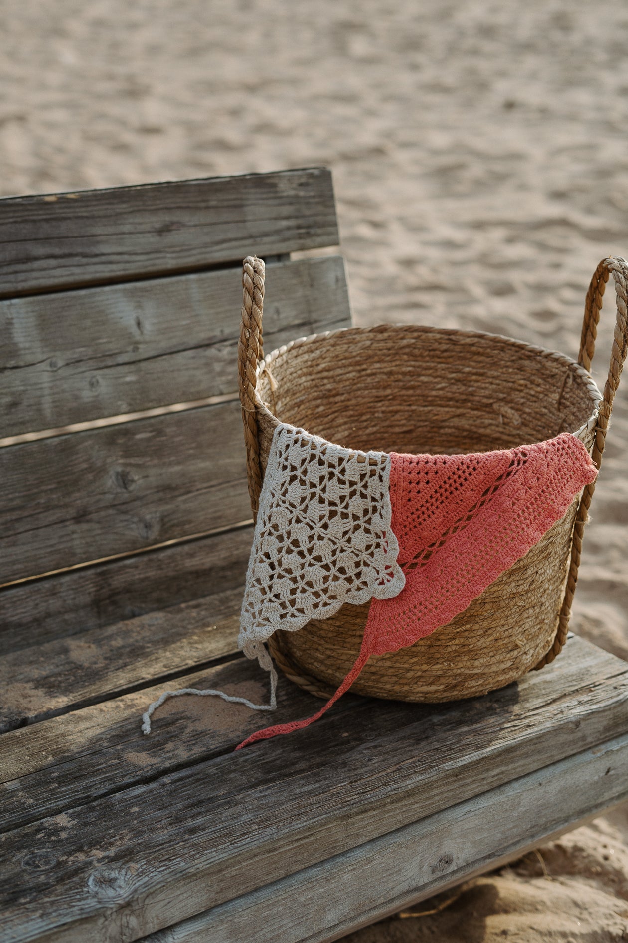 Kokvilnas mežģīņu kleita vasaras saulrieta krāsā