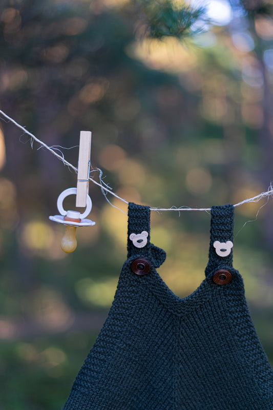 Mežzaļš kombinezons ar izšūtu lācēnu