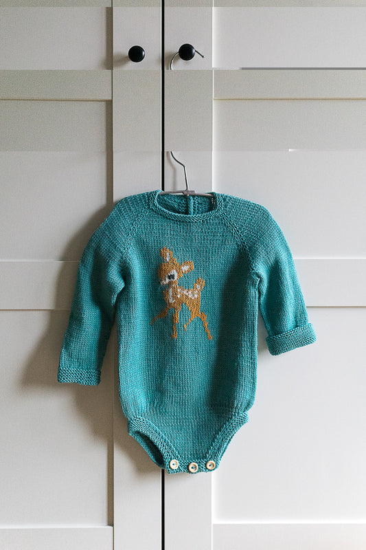 Zilganzaļās upes krāsas bodijs ar izšūtu stirnēnu