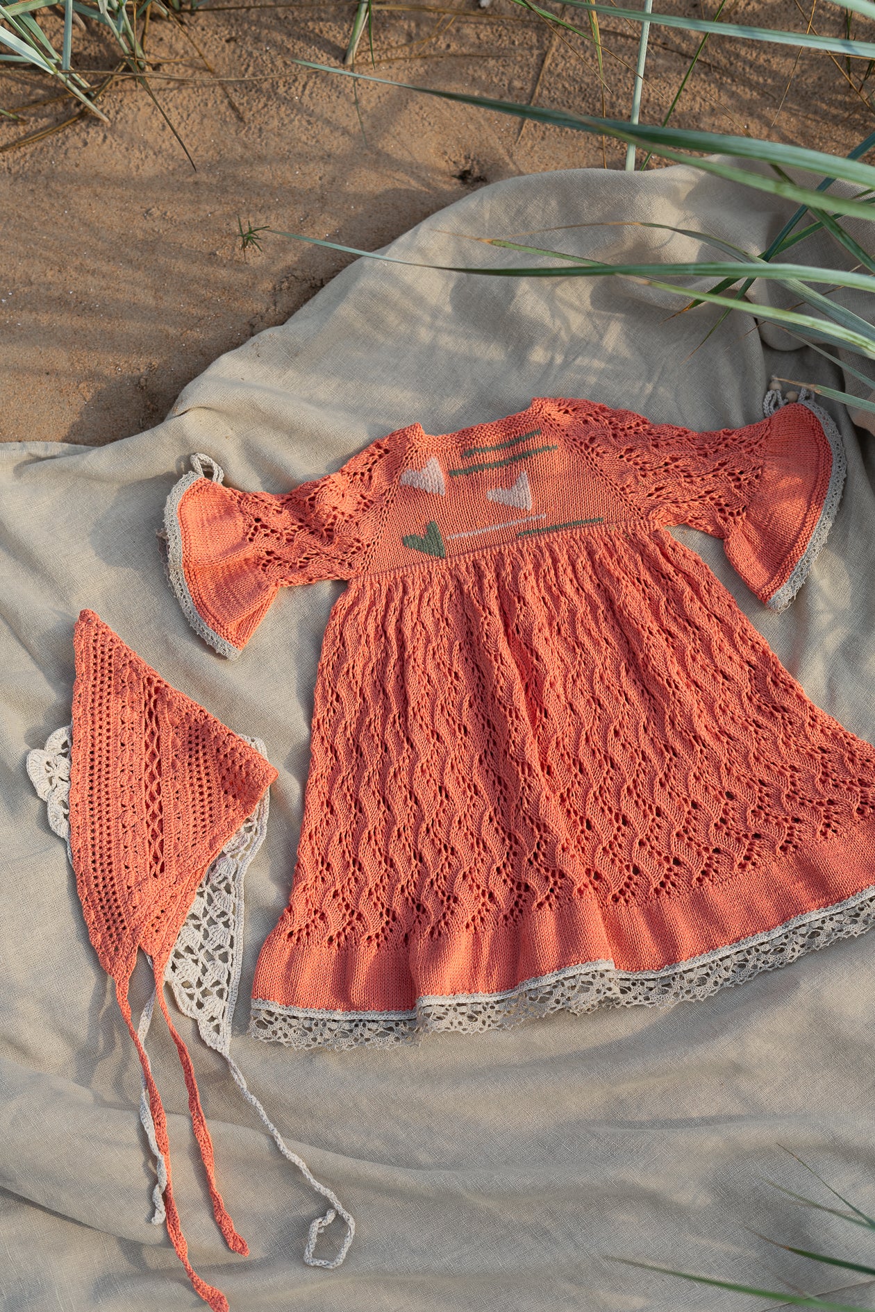 Kokvilnas mežģīņu kleita vasaras saulrieta krāsā