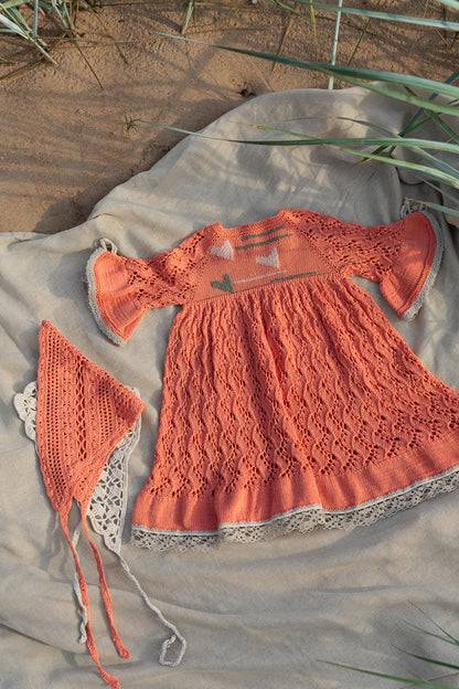 Kokvilnas mežģīņu kleita vasaras saulrieta krāsā