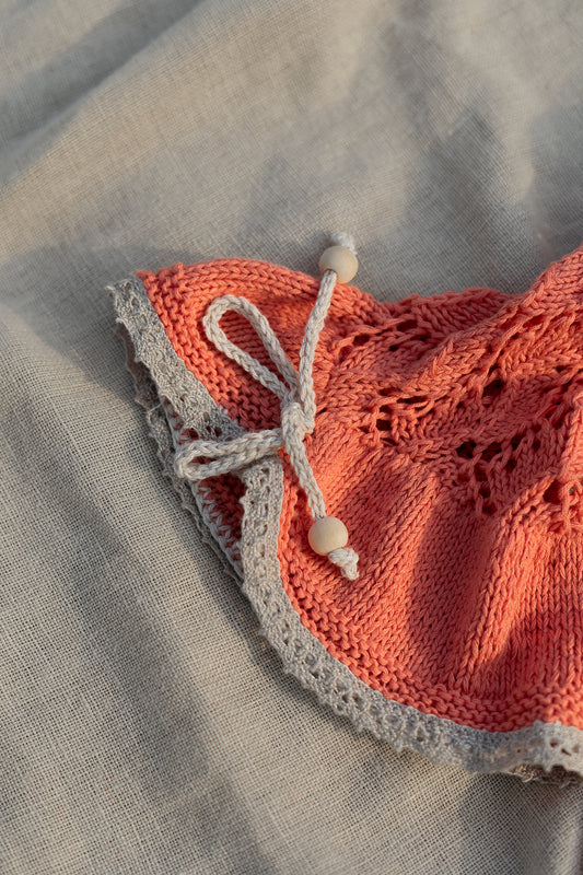 Kokvilnas mežģīņu kleita vasaras saulrieta krāsā