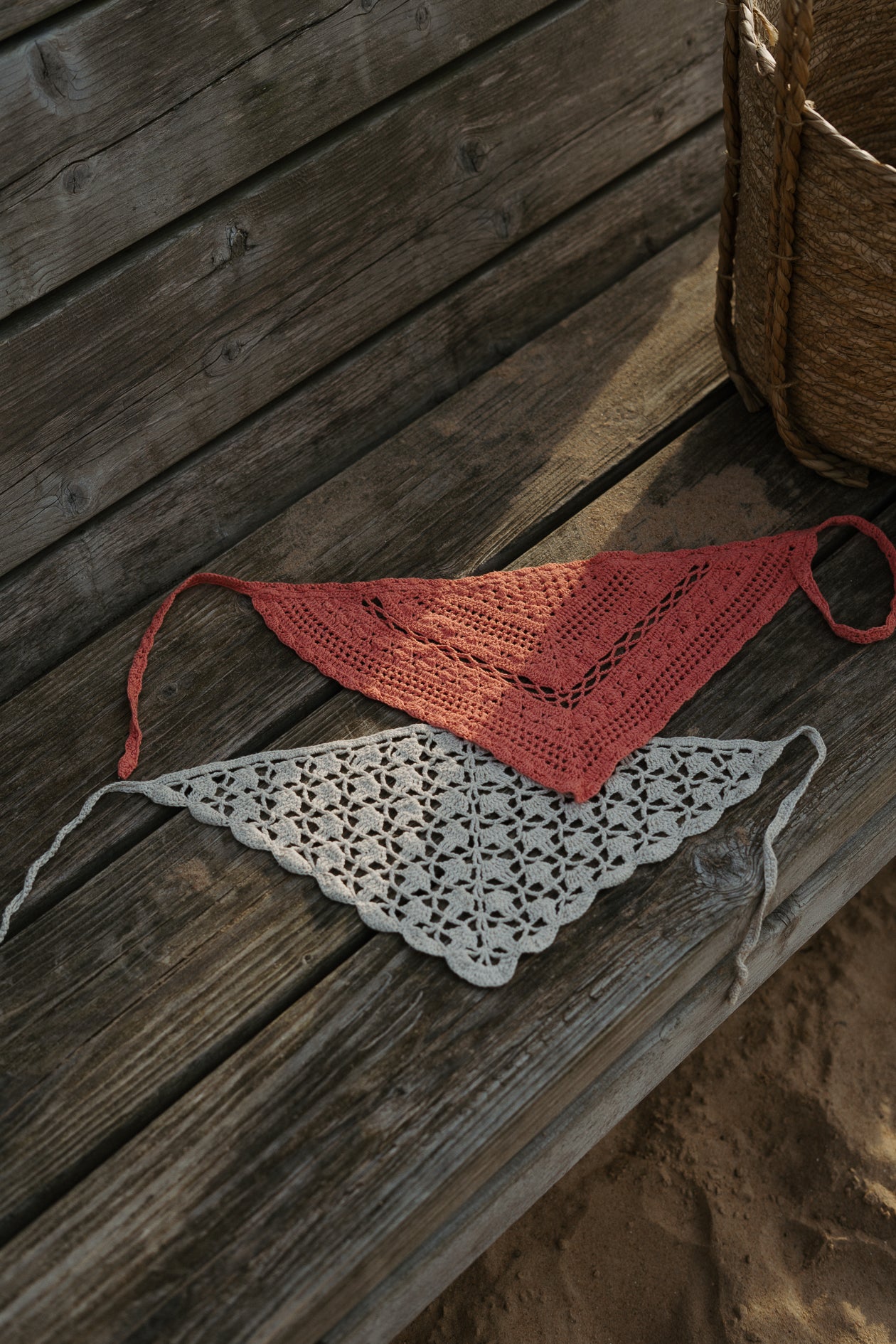 Kokvilnas mežģīņu kleita vasaras saulrieta krāsā