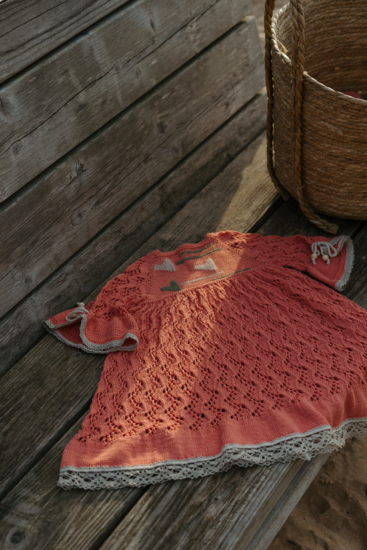 Kokvilnas mežģīņu kleita vasaras saulrieta krāsā