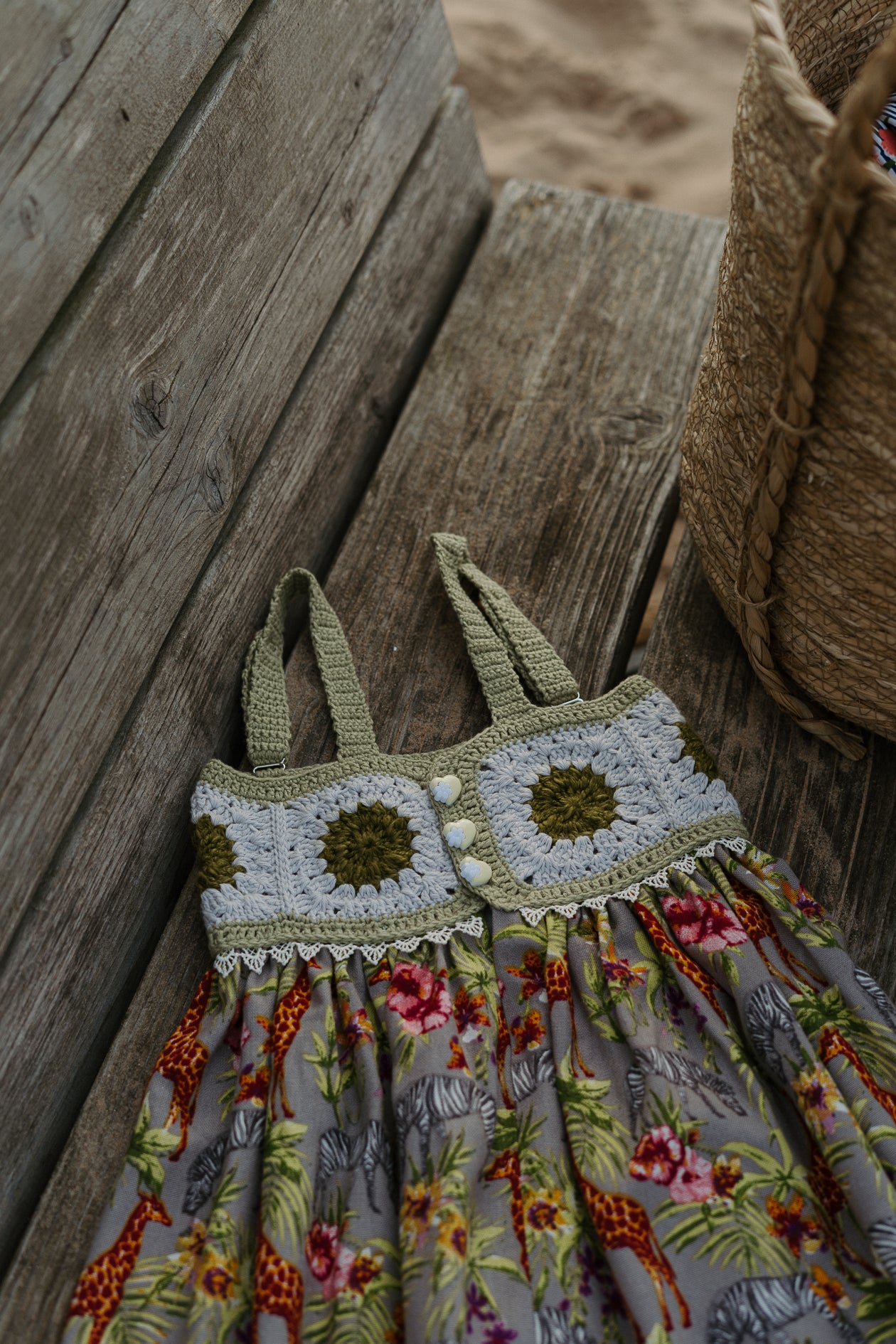 Zaļa kleita Safari noskaņās