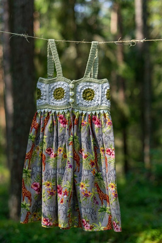 Zaļa kleita Safari noskaņās