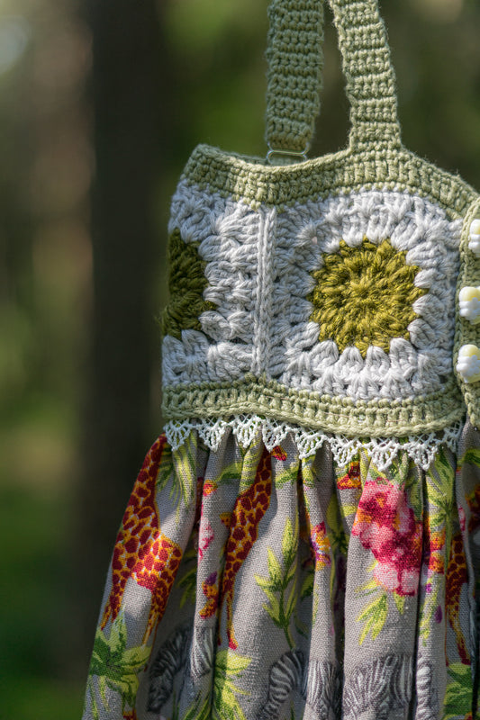 Zaļa kleita Safari noskaņās