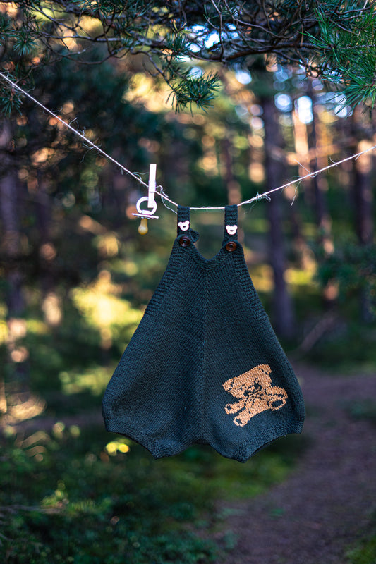 Mežzaļš kombinezons ar izšūtu lācēnu