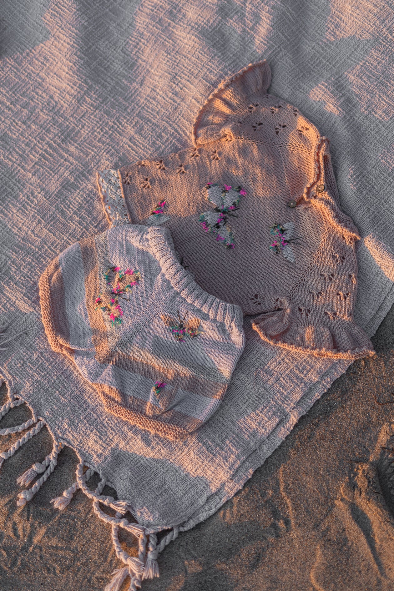 Atvasaras komplekts ar izšūtiem taureņiem