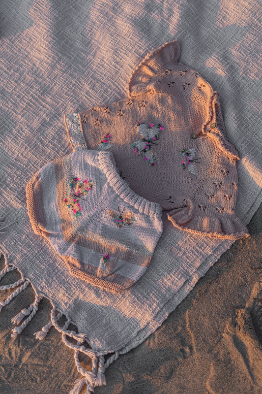 Atvasaras komplekts ar izšūtiem taureņiem