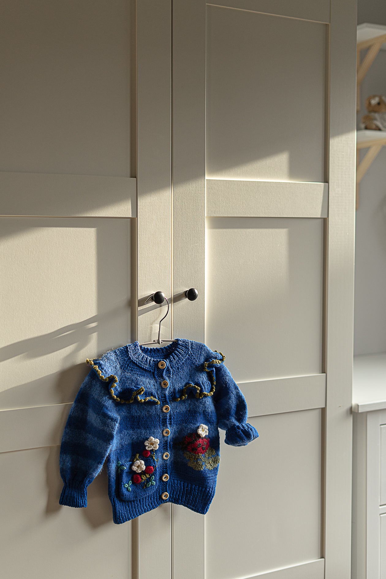 Lielais meža zemenītes dāvanu groziņš ar pārsteigumu