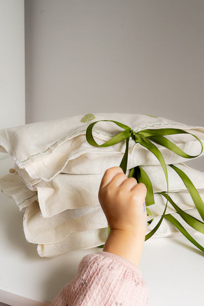 Krūmrozītes dāvanu groziņš ar pārsteigumu