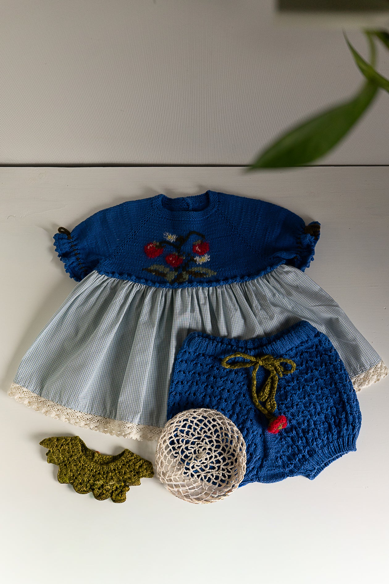 Lielais meža zemenītes dāvanu groziņš ar pārsteigumu