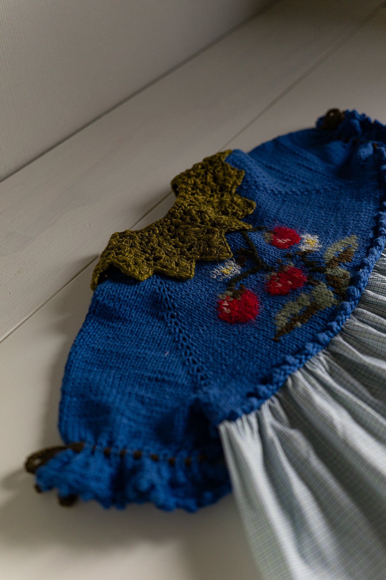 Lielais meža zemenītes dāvanu groziņš ar pārsteigumu