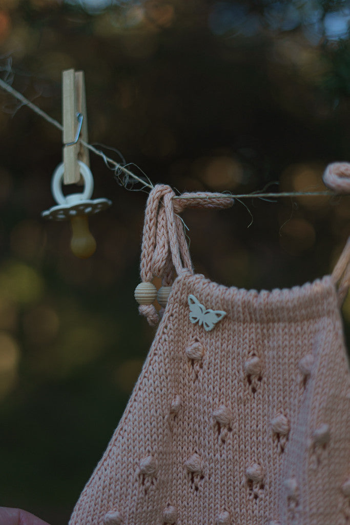 Krūmrozītes dāvanu groziņš ar pārsteigumu