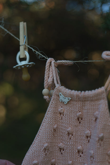 Krūmrozītes dāvanu groziņš ar pārsteigumu